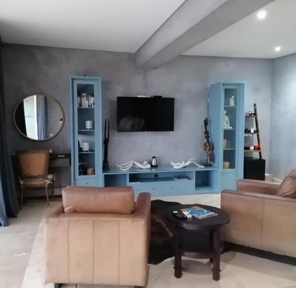 سوییت با چشم‌انداز دریا, Vetho House