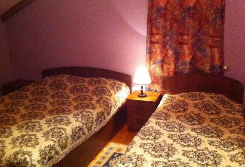 اتاق استاندارد سه نفره, Zandarashvili Guest House