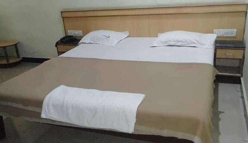 Номер Deluxe, Iroomz Hoysala Residency