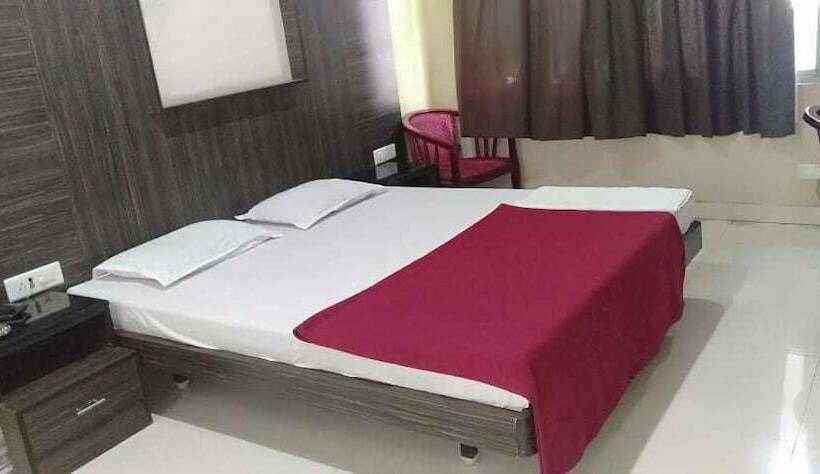 Номер Deluxe, Iroomz Hoysala Residency