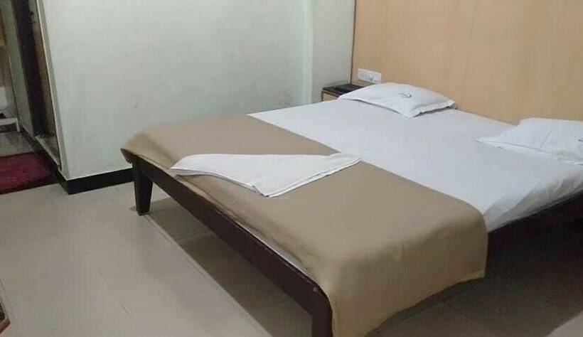 Номер Deluxe, Iroomz Hoysala Residency