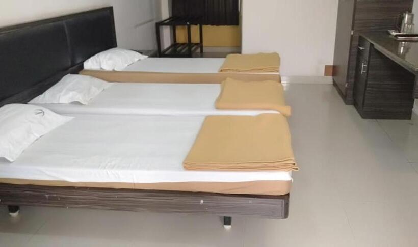 Трехместный Номер Классика, Iroomz Hoysala Residency