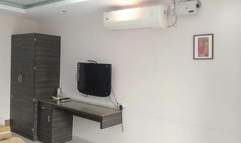 Номер Стандарт Трехместный, Iroomz Hoysala Residency