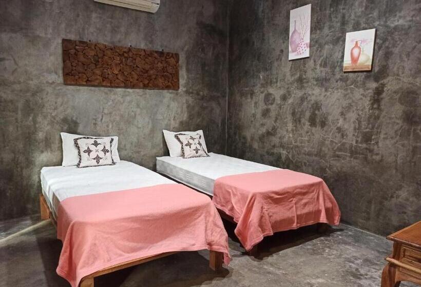Номер Стандарт Вид на Бассейн, Watukarung Ristu Homestay