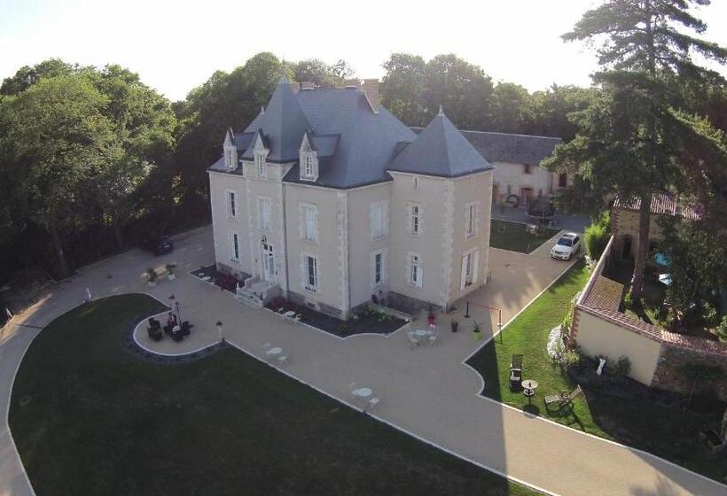 Семейный Номер, Le Petit Château Des Cedres