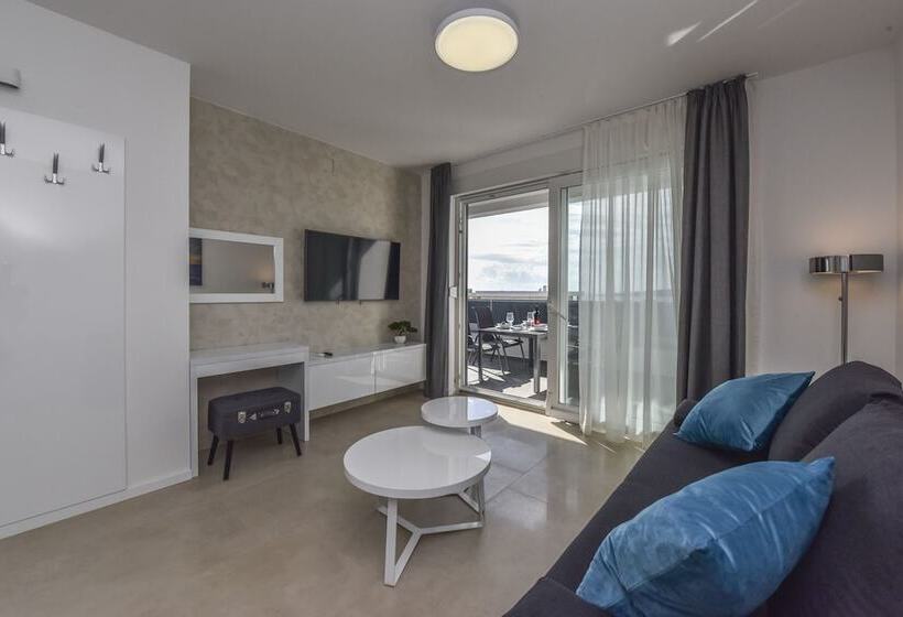 3 Bedroom Deluxe Apartment Sea View, Pool Apartments & Rooms Mare