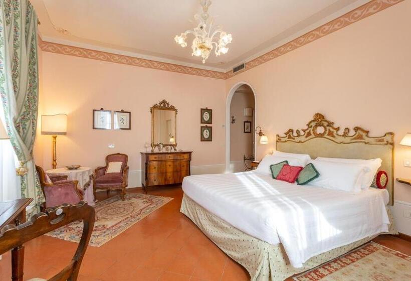 اتاق لوکس با وان آب گرم, Villa Marsili