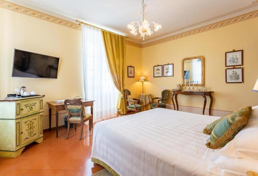 اتاق لوکس با وان آب گرم, Villa Marsili