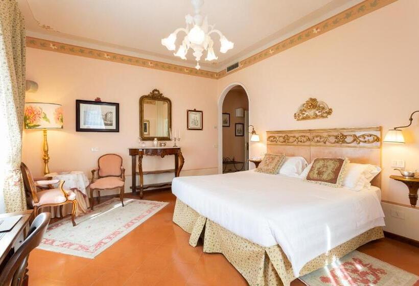اتاق لوکس با وان آب گرم, Villa Marsili