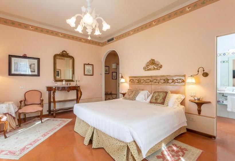 اتاق لوکس با وان آب گرم, Villa Marsili