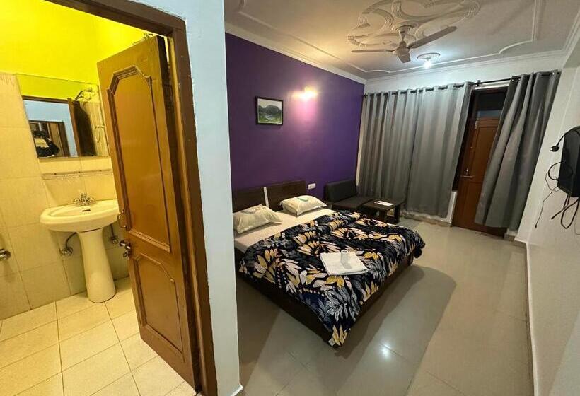Номер Стандарт с Балконом, Backpackers Inn