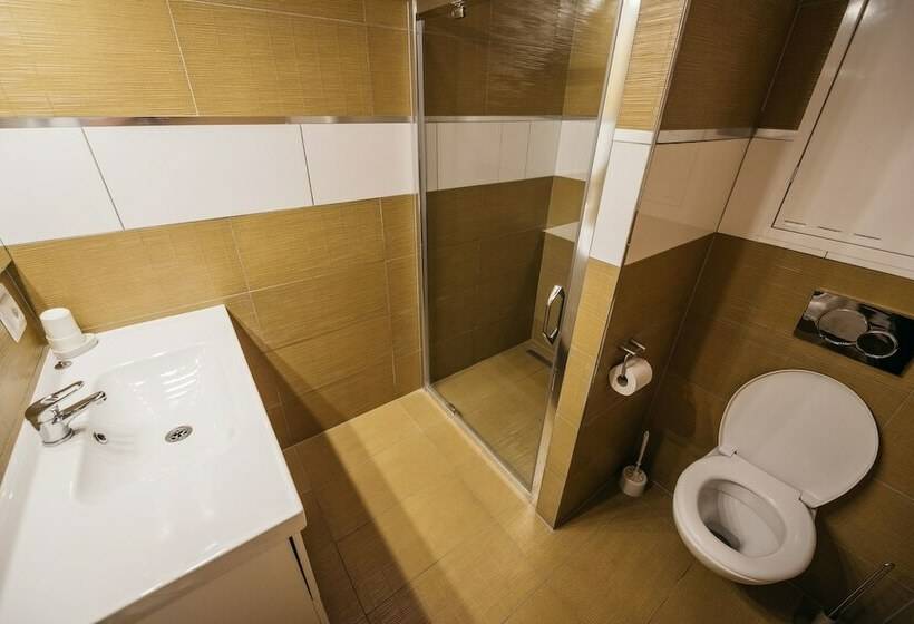استودیو کامفورت, Oscar & Sons Apartments