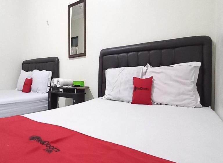 Семейный Номер, Reddoorz Syariah At Hotel Pandan Wangi Near Alun Alun Sidoarjo
