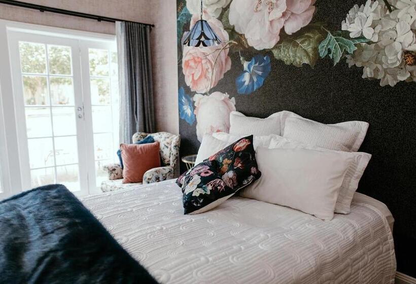Дом 1 Спальня, Chanticleer Gardens Barn Cottage With A Pool