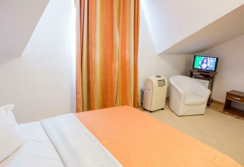 سوییت, Motel Darina