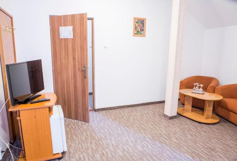 سوییت, Motel Darina