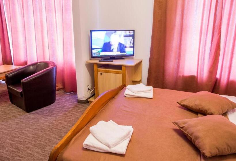 سوییت, Motel Darina