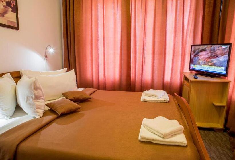 سوییت, Motel Darina