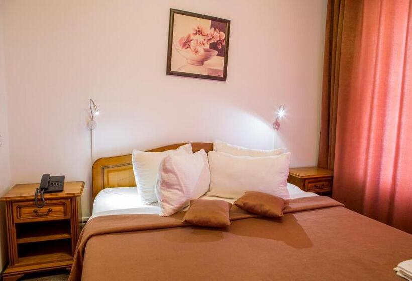 سوییت, Motel Darina