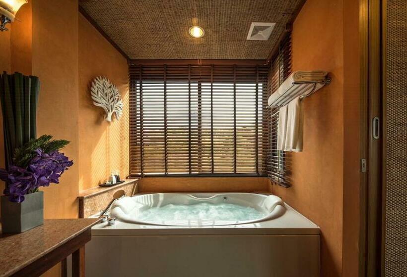 Suite with lake view, Patravana Resort