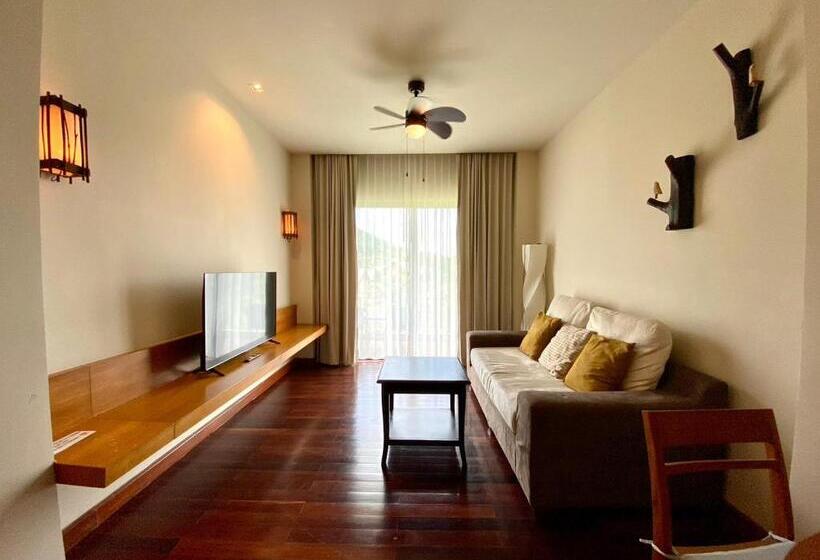 Suite with lake view, Patravana Resort