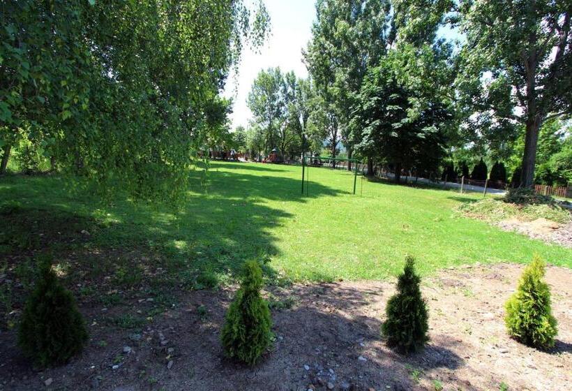 اتاق خانوادگی با چشم‌انداز کوه, Gesztenyés Vendégház