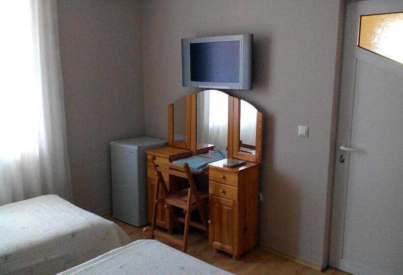 اتاق راحتی سه تخته, Guesthouse Mirage