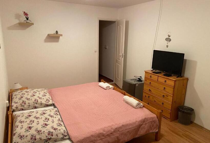 标准间, Aranyló Vendégház