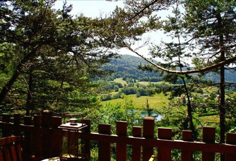 Хижина, La Haut