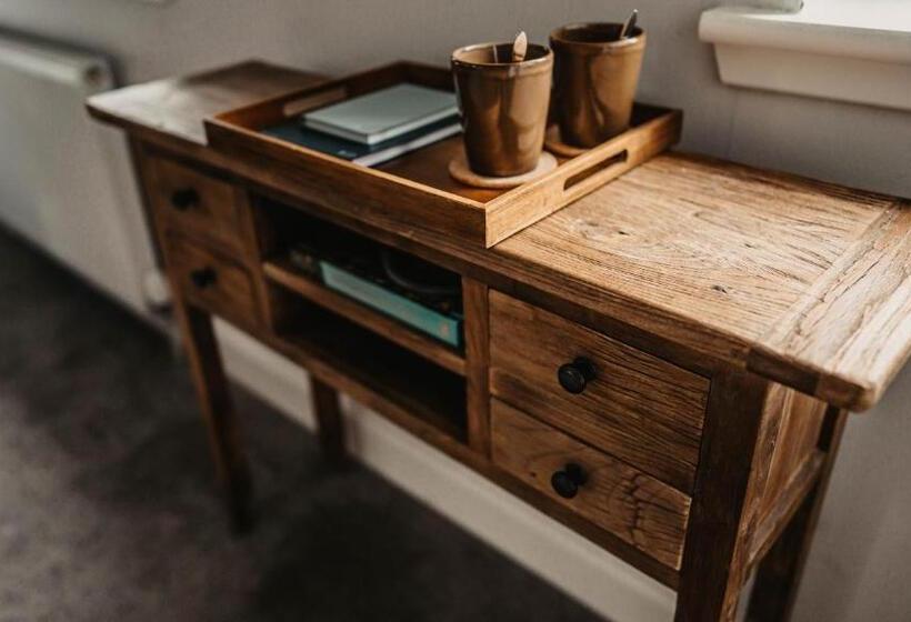 Номер Deluxe, Broadford