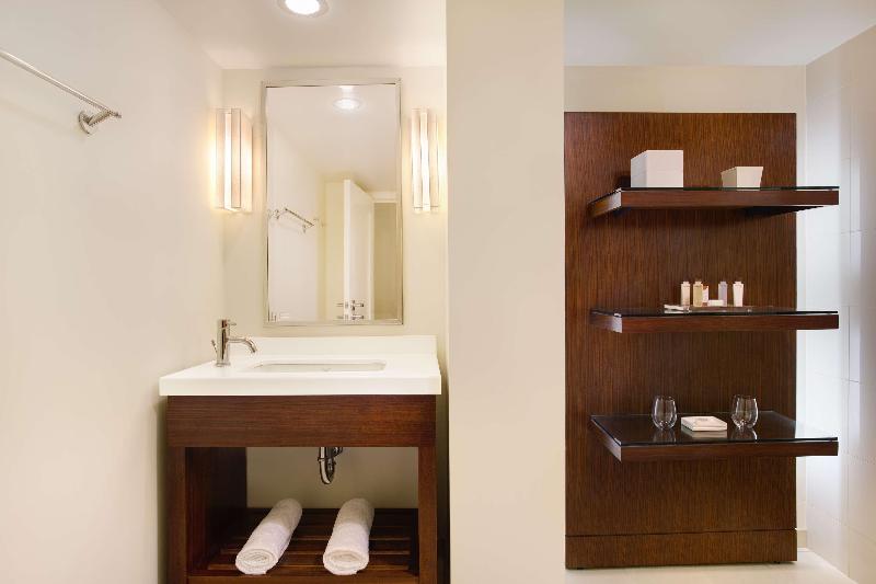 Sviitti King-vuode, Casa Marina Key West, Curio Collection by Hilton