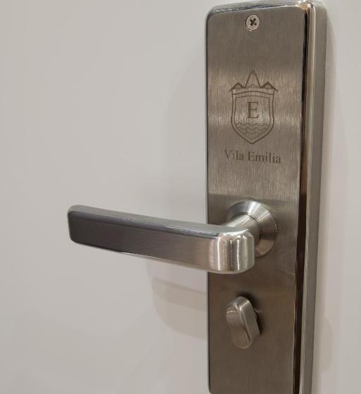 اتاق لوکس, Vila Emilia