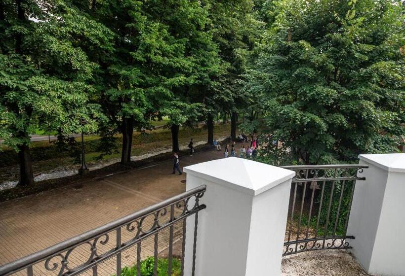 اتاق لوکس با بالکن, Vila Emilia