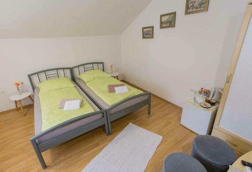 اتاق استاندارد با سرویس بهداشتی مشترک, Guest House Stari