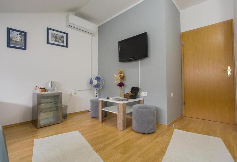 اتاق استاندارد سه تخته با سرویس بهداشتی مشترک, Guest House Stari