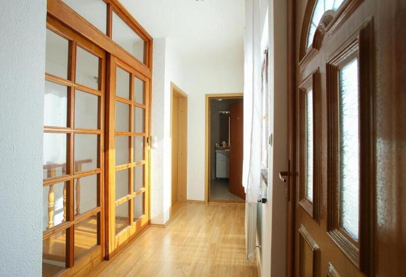 اتاق استاندارد سه تخته با سرویس بهداشتی مشترک, Guest House Stari