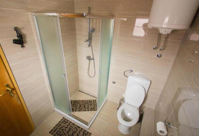اتاق استاندارد سه تخته با سرویس بهداشتی مشترک, Guest House Stari