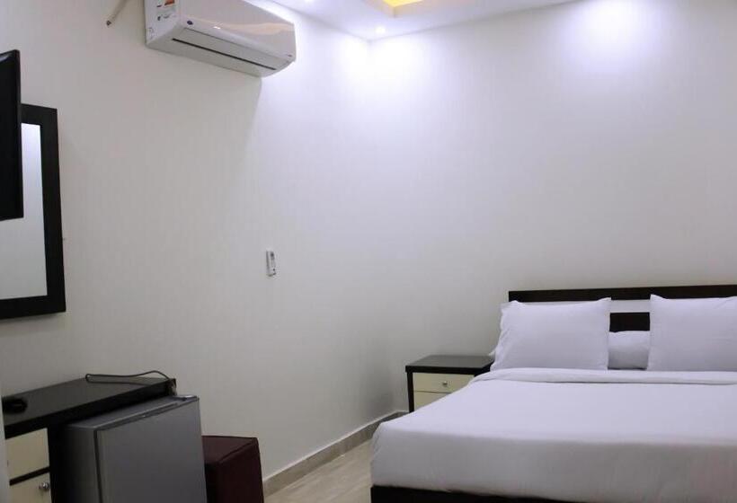Deluxe Room, Tut Pyramids View