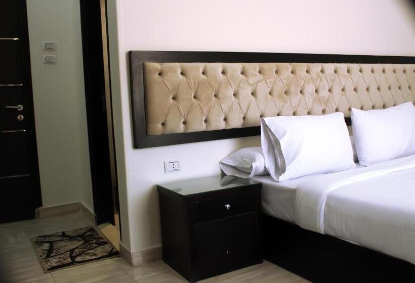 Deluxe Room, Tut Pyramids View