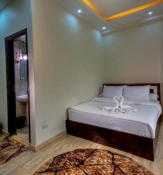 Deluxe Room, Tut Pyramids View