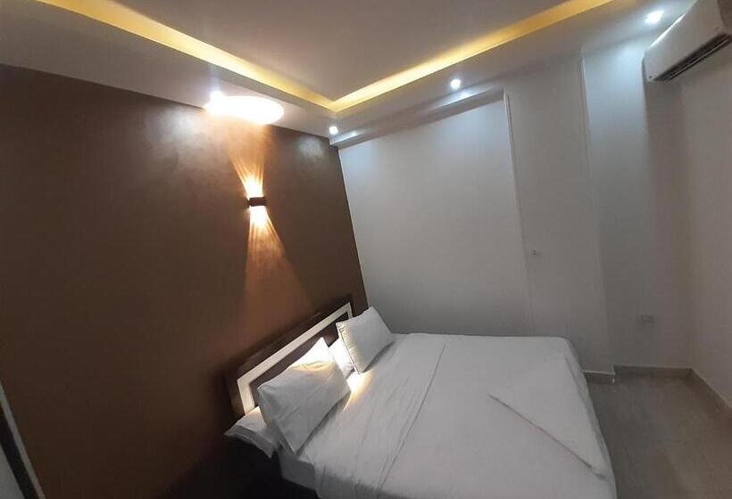 Deluxe Room, Tut Pyramids View