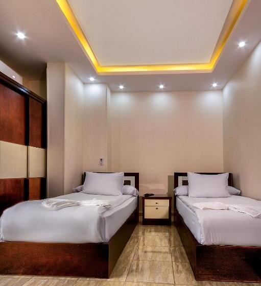 Deluxe Room, Tut Pyramids View
