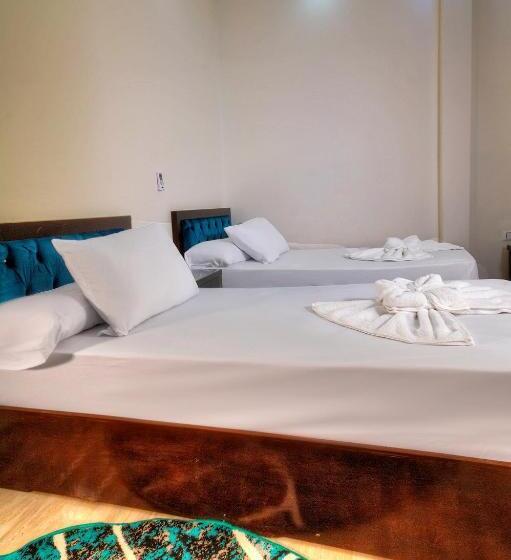 Deluxe Room, Tut Pyramids View