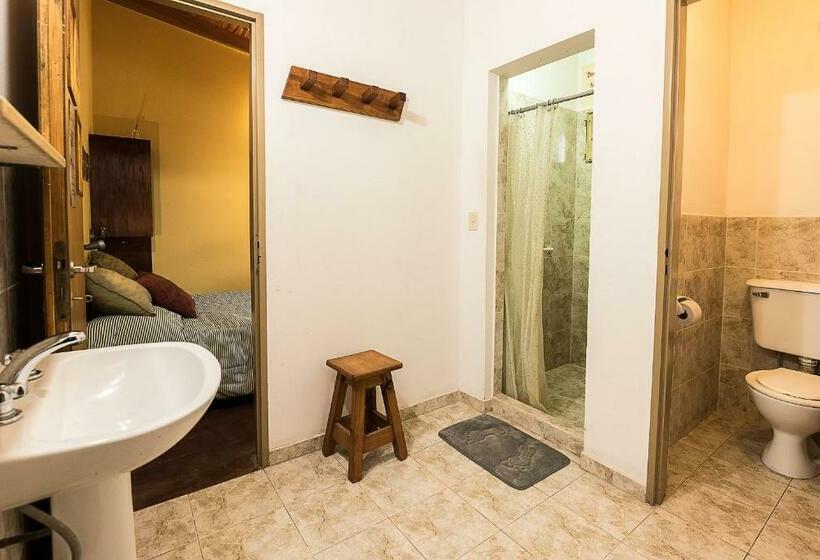 اتاق استاندارد با سرویس بهداشتی مشترک, La Tosca Hostel