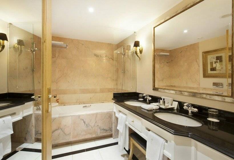 Quarto Familiar Comunicado, Cascais Miragem Health & Spa