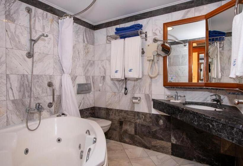 اتاق لوکس با وان آب گرم, Hydramis Palace Beach Resort