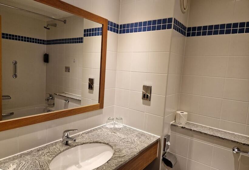 اتاق خانوادگی, Clayton Hotel Liffey Valley