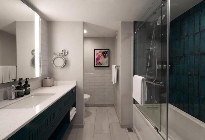 اتاق پرمیوم با چشم‌انداز دریا, Crowne Plaza Resort Guam