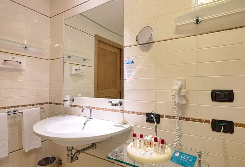 سوییت جونیور, Active Hotel Paradiso
