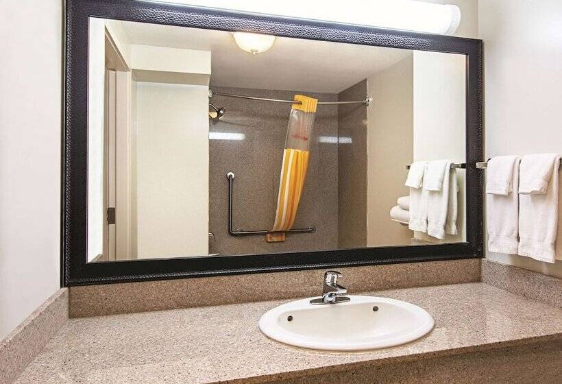 اتاق استاندارد با تخت دوبل برای معلولان, La Quinta Inn By Wyndham Vancouver Airport